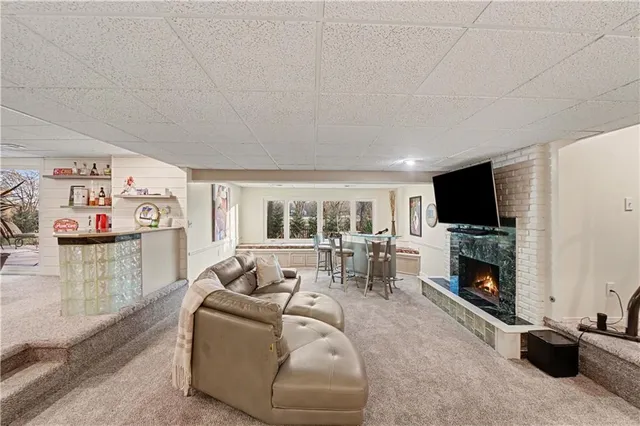 $775,000 | 204 Northwest Golfview Drive, Blue Springs, MO 64014