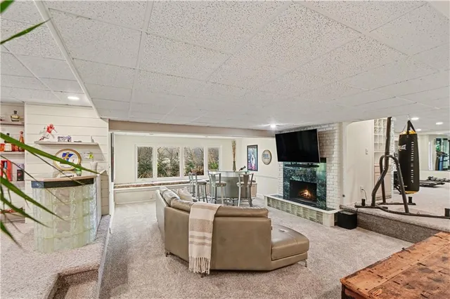 $775,000 | 204 Northwest Golfview Drive, Blue Springs, MO 64014