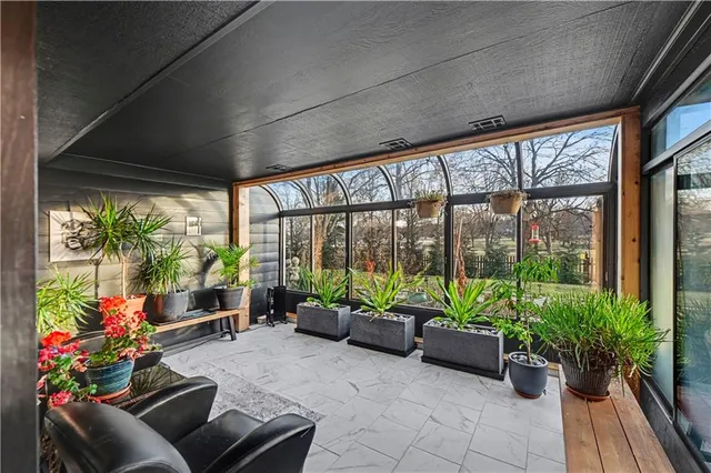 $775,000 | 204 Northwest Golfview Drive, Blue Springs, MO 64014