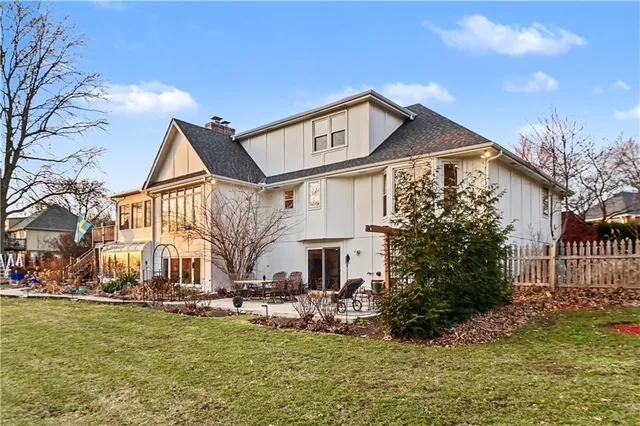 $775,000 | 204 Northwest Golfview Drive, Blue Springs, MO 64014