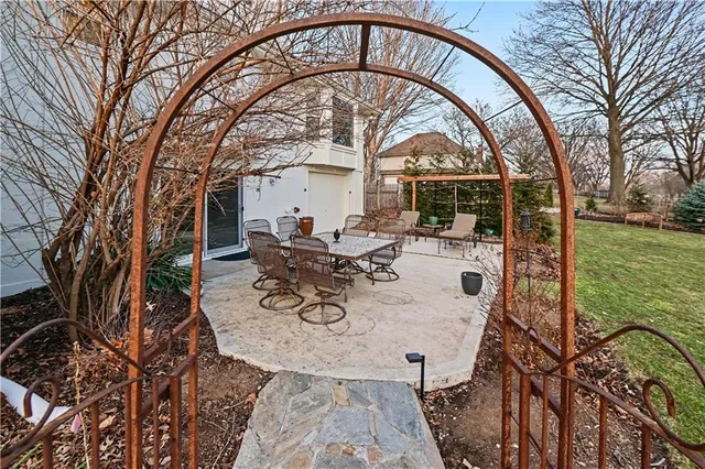 $775,000 | 204 Northwest Golfview Drive, Blue Springs, MO 64014