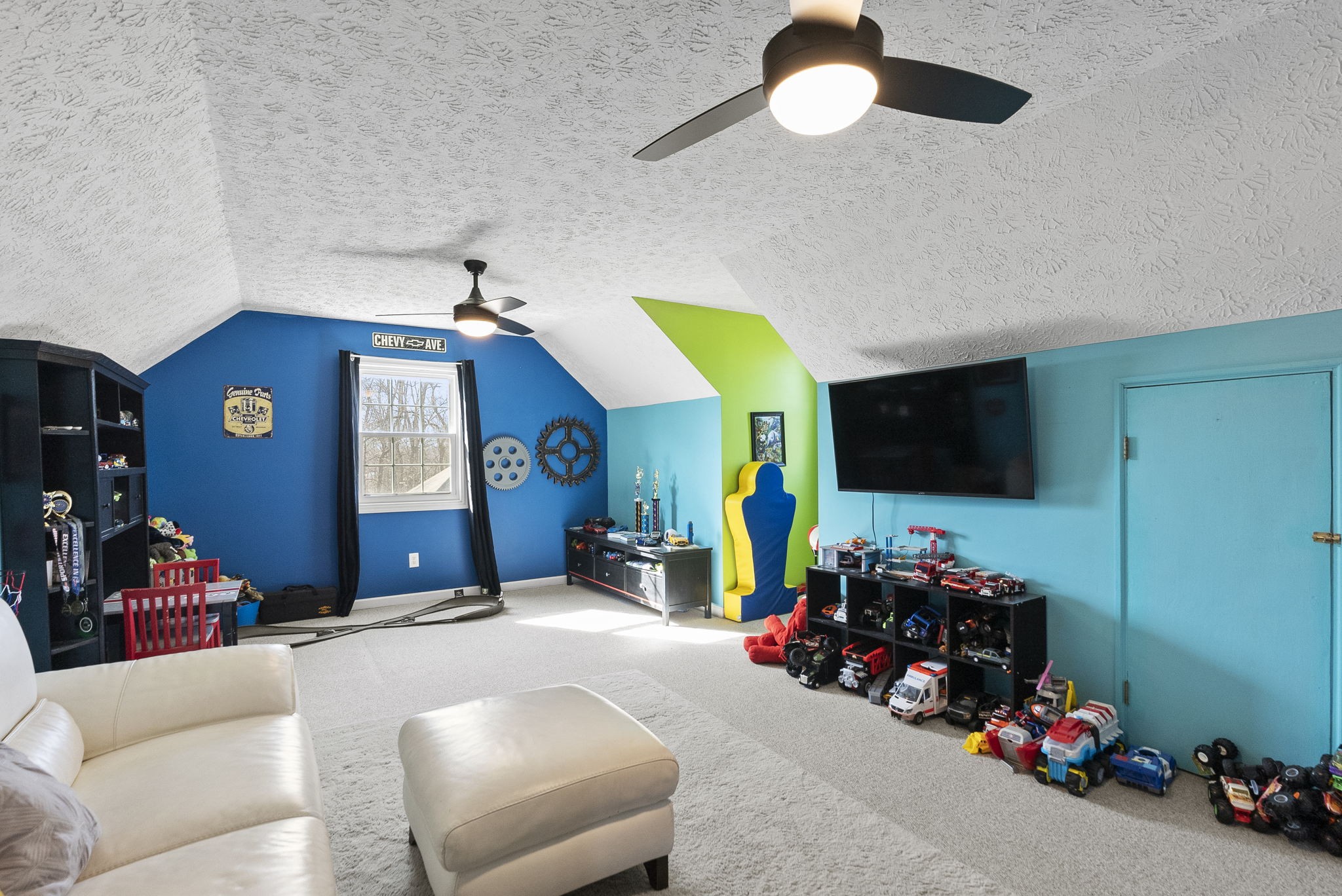 145 Kilgore Trace Cross Plains, TN 37049 - Photo 22 of 34 a living room with furniture and a flat screen tv