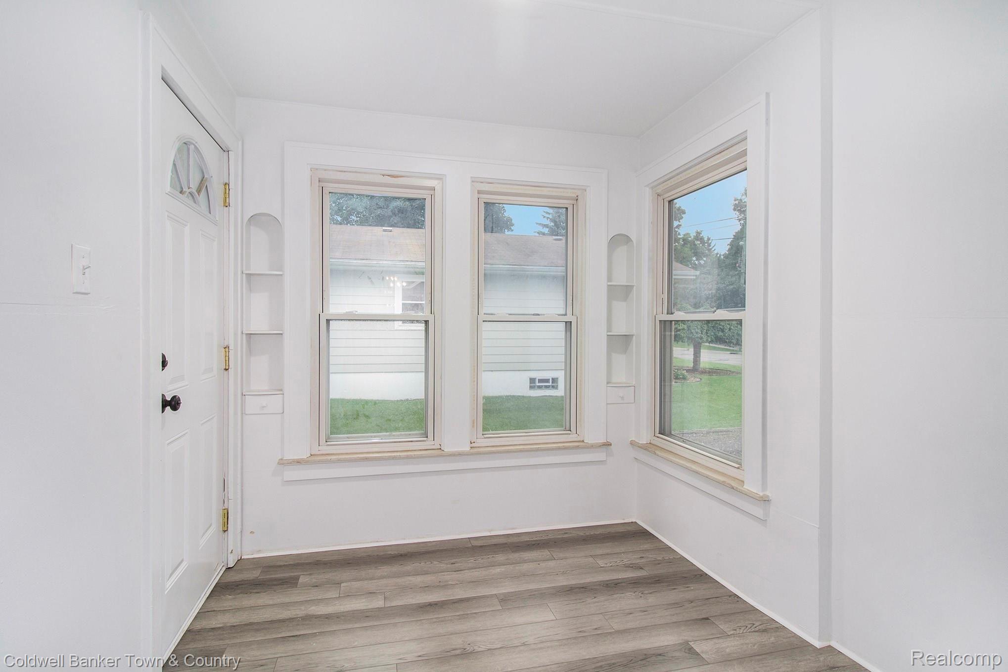 215 Byron Road Howell, MI 48843 - Photo 11 of 17 IMG_5058.jpg