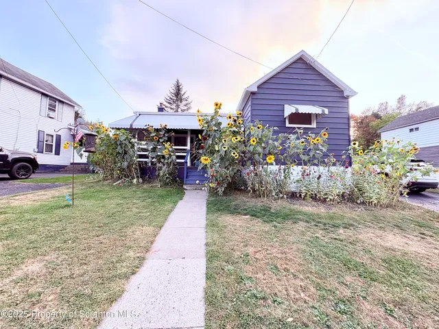 a view of a yard in front of a house