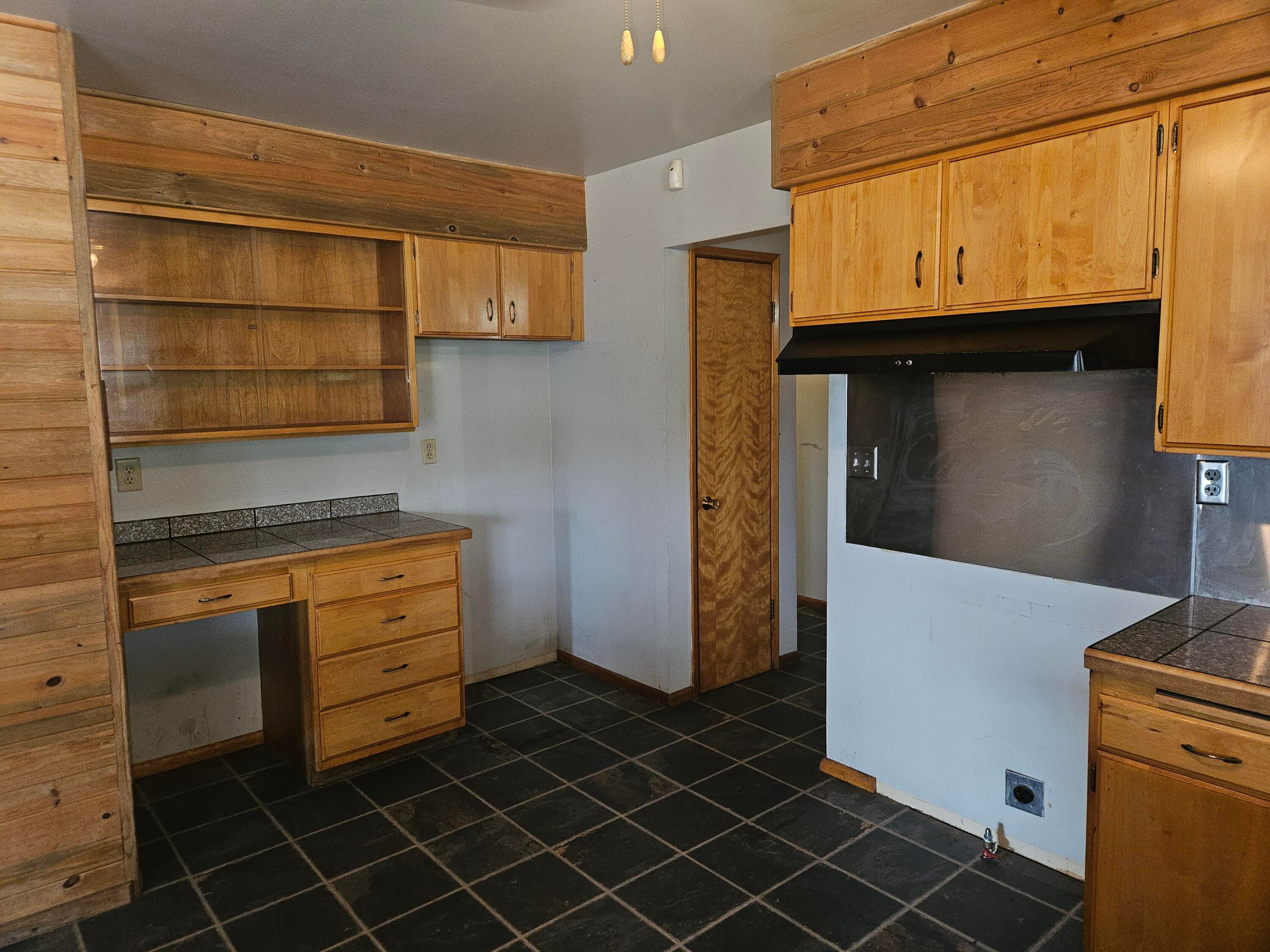 7649 Booth Road Klamath Falls, OR 97603 - Photo 5 of 21 4. Kitchen