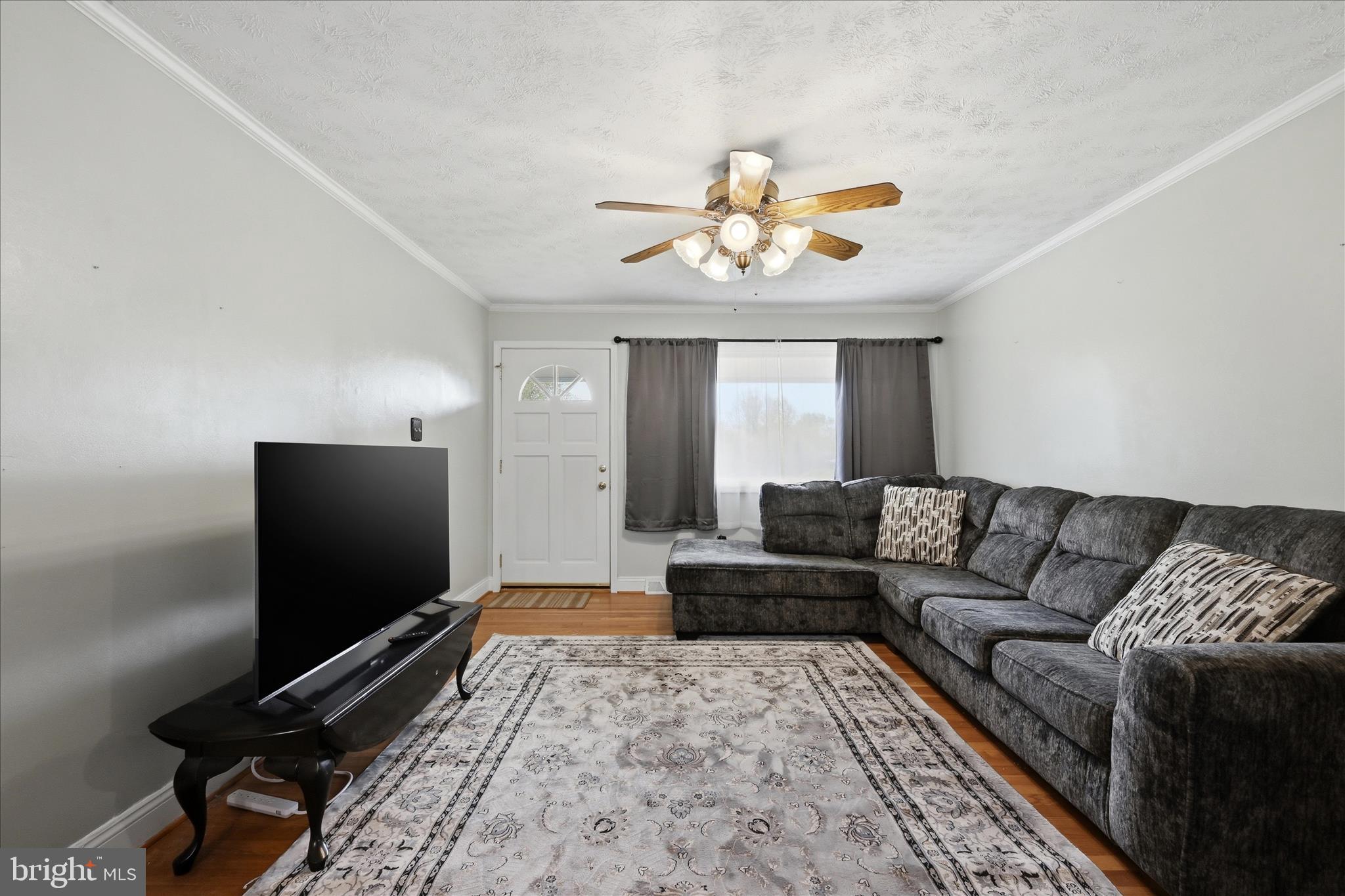 433 Beechcroft Road Winchester, VA 22601 - Photo 8 of 41 Living Room