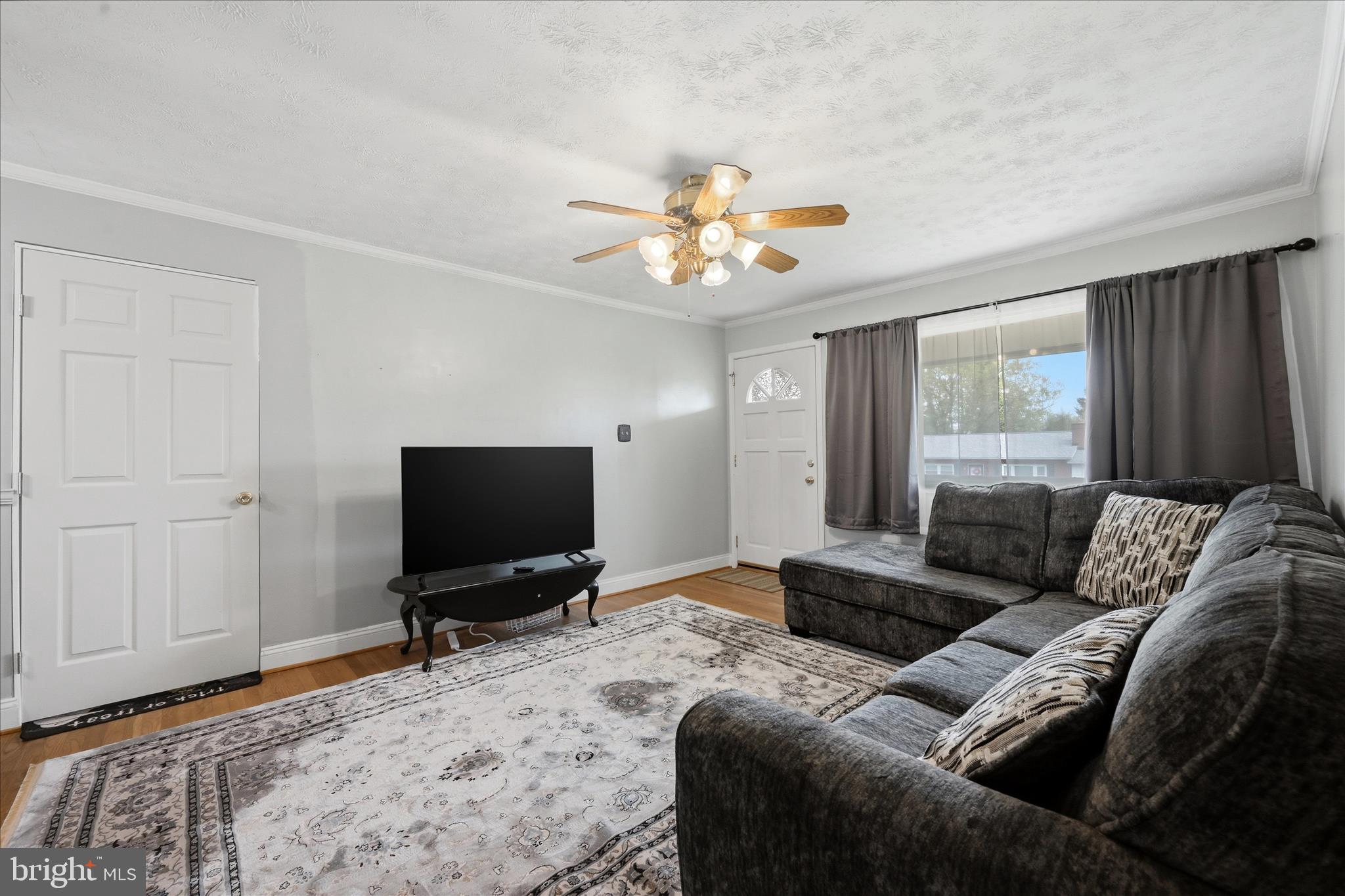 433 Beechcroft Road Winchester, VA 22601 - Photo 9 of 41 Living Room