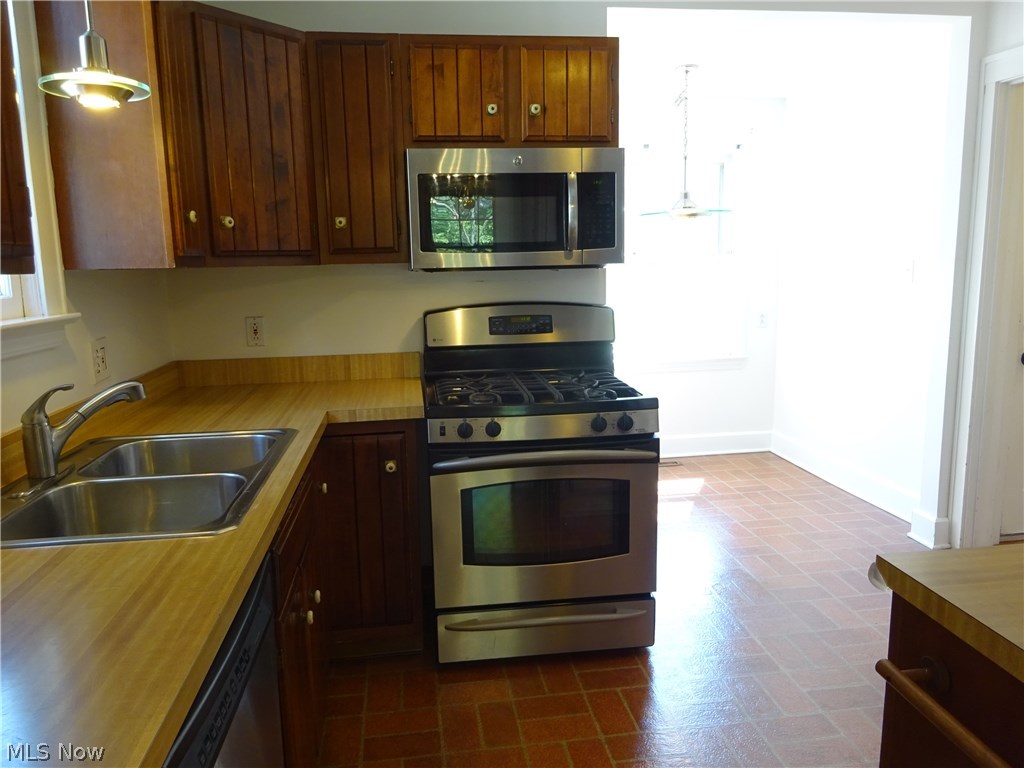 971 Roanoke Road Cleveland, OH 44121 - Photo 6 of 19 Kitchen opens to breakfast nook.