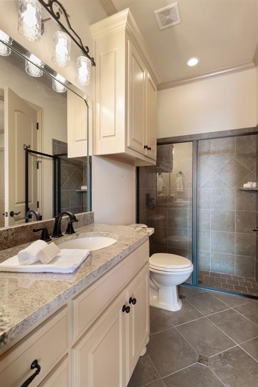 771 Hayden Road Lantana, TX 76226 - Photo 26 of 40 Spacious second bathroom with a shower-tub combo!