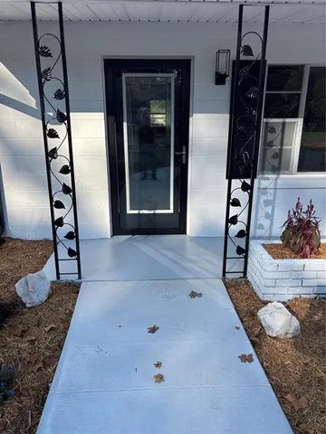 a view of entryway with a rug