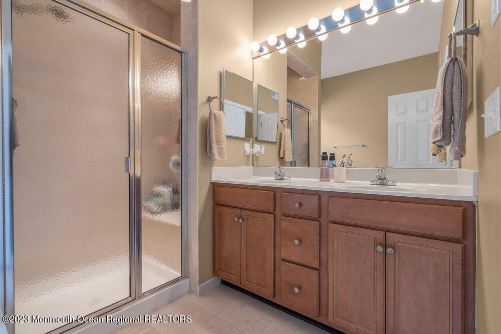 10 Crooked Stick Road Jackson, NJ 08527 - Photo 28 of 52 a bathroom with a double vanity sink and a mirror