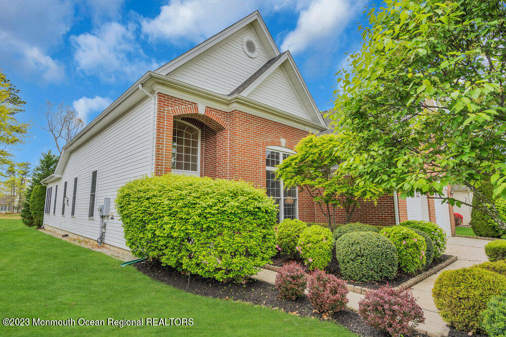 10 Crooked Stick Road Jackson, NJ 08527 - Photo 5 of 52 a front view of a house with garden