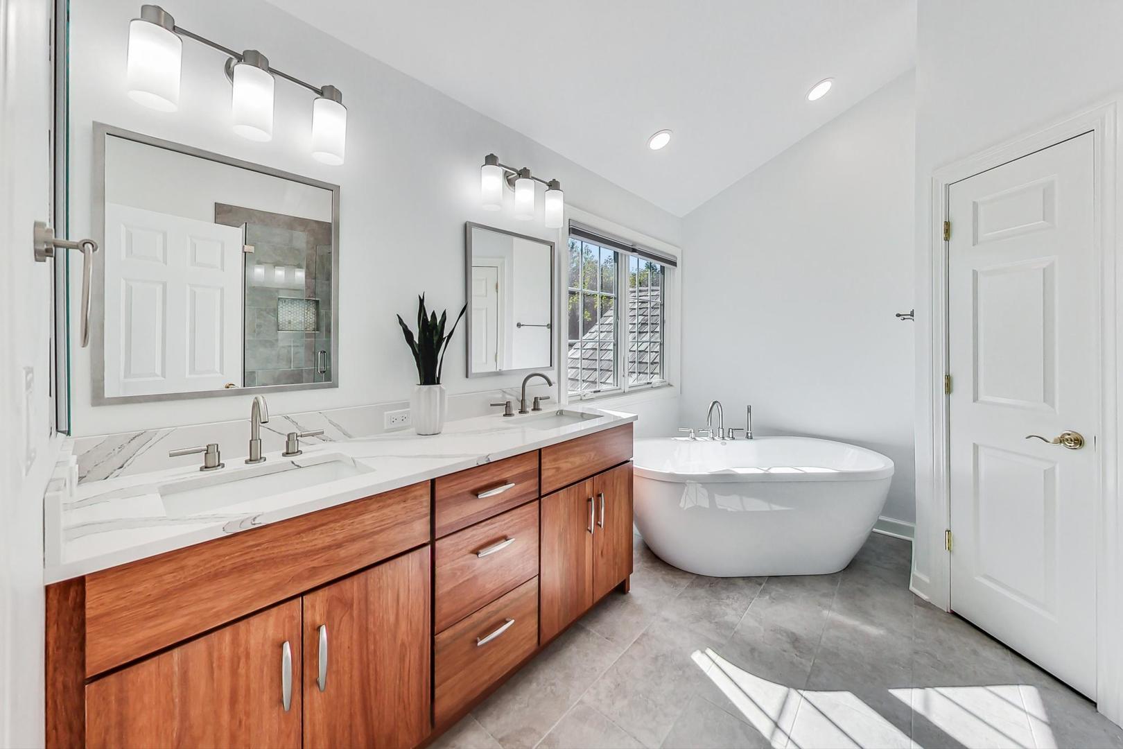 1429 Castleton Road Libertyville, IL 60048 - Photo 18 of 30 a spacious bathroom with a double vanity sink mirror and bathtub