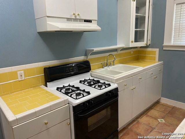 323 Carleton Court, Unit 4 San Antonio, TX 78212 - Photo 8 of 12 a kitchen with a stove and a sink