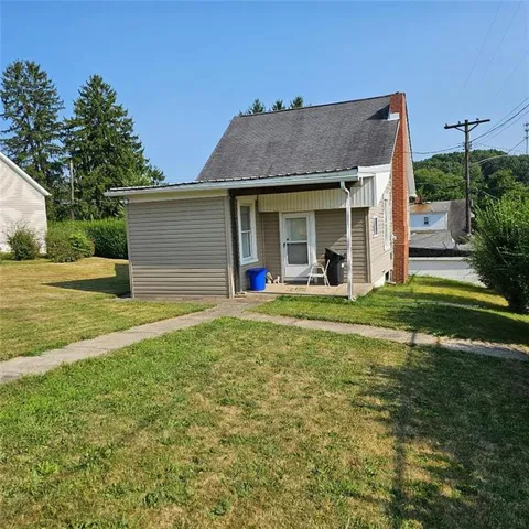 a view of a house with a yard