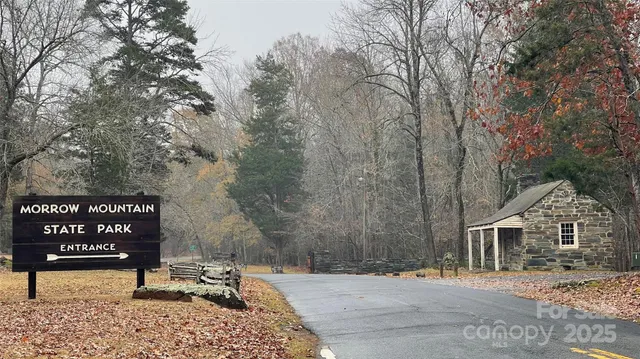 a sign board that is sitting in the middle of a yard