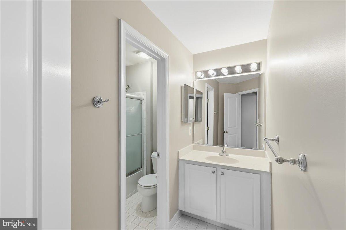 23706 Grapevine Ridge Terrace Clarksburg, MD 20871 - Photo 28 of 39 a bathroom with a toilet a sink a mirror and a shower