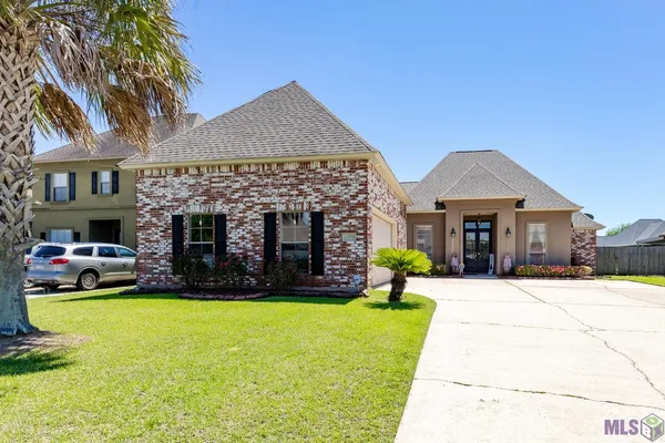 $410,000 | 11370 Meadow View Drive, Denham Springs, LA 70726