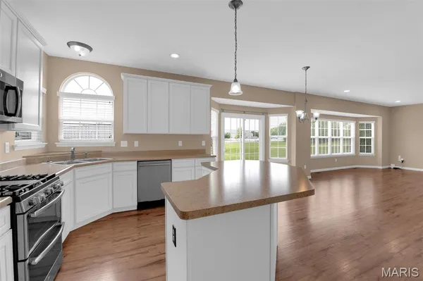 $495,000 | 340 Cambridgeshire Court, St. Peters, MO 63376