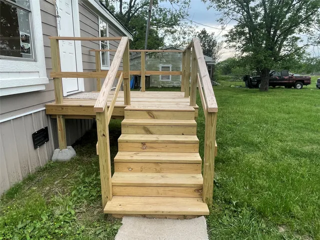 a view of entryway with garden