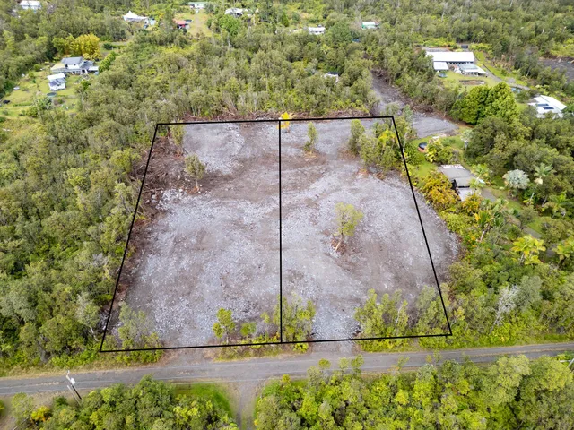 a view of a back yard