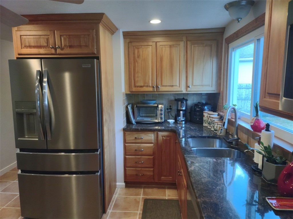 26 Potomac Road Warwick, RI 02888 - Photo 7 of 50