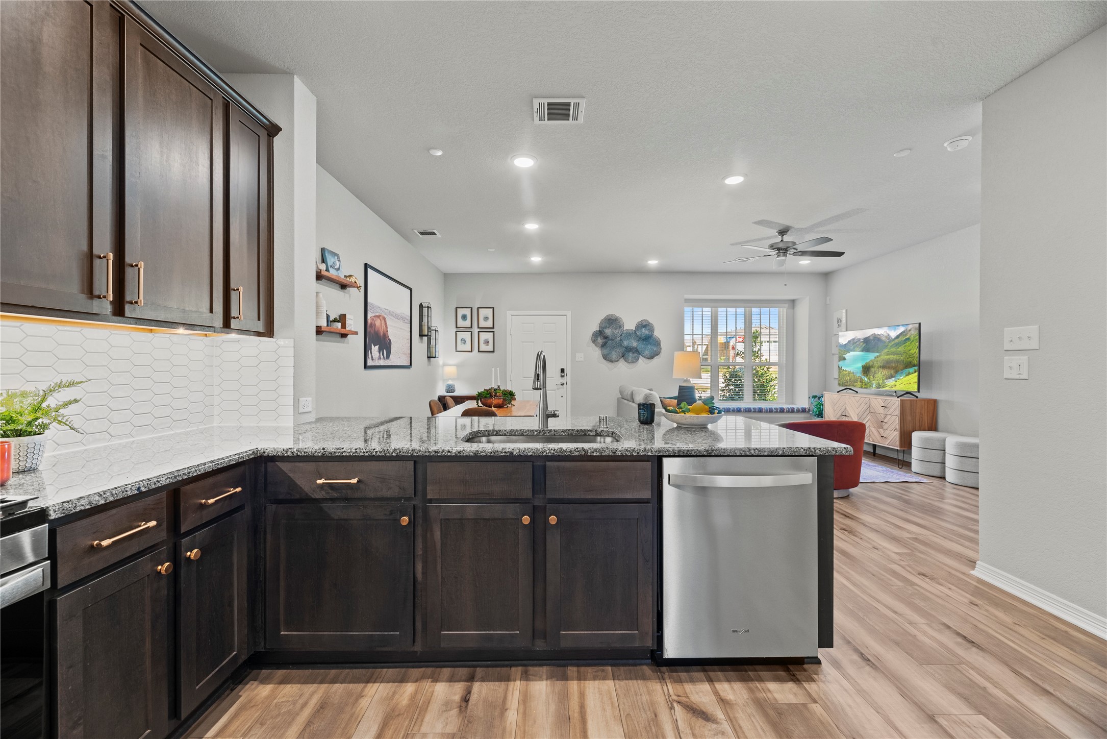 8001 Scanlan Trail Missouri City, TX 77459 - Photo 17 of 41 a kitchen with lots of counter top space