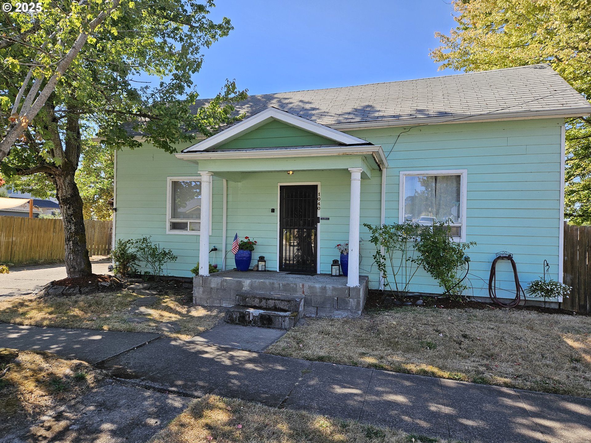 1040 Southeast 6th Avenue Albany, OR 97321 - Photo 1 of 48 a front view of a house with garden