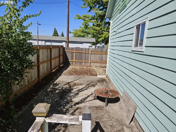 a view of a backyard