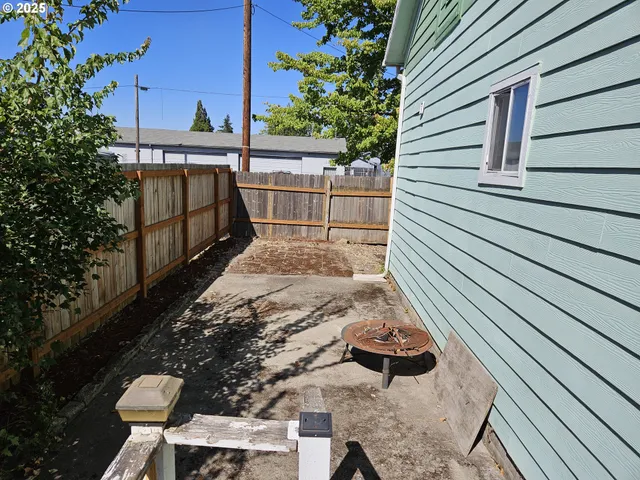 a view of a backyard