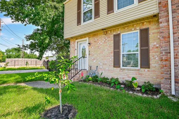 $1,800 | 5791 Maple Hill Drive, Houston, TX 77088