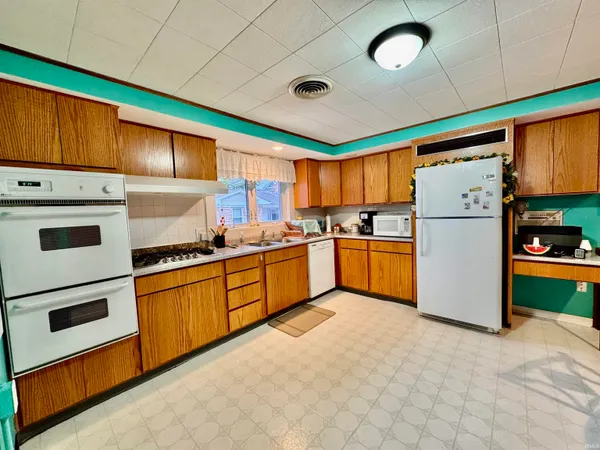 $575,000 | 2922 South Country Club Drive South, Rochester, IN 46975