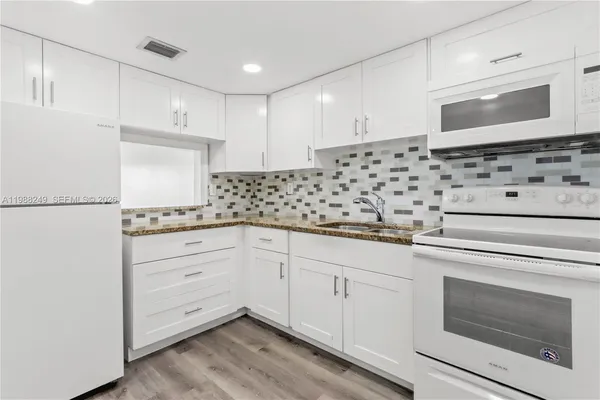 $2,100 | 1855 West 60th Street, Unit 311, Hialeah, FL 33012