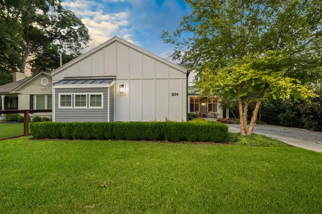 a view of a yard in front of a house