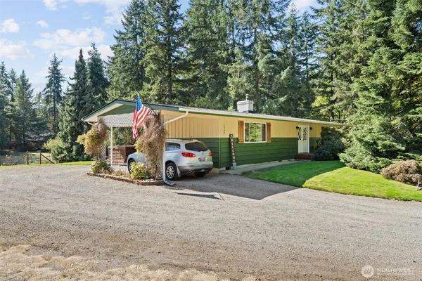 a view of a house with a yard