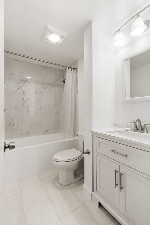 19 Atlantic Road, Unit 12 Gloucester, MA 01930 - Photo 26 of 35 a bathroom with a sink a toilet and a bathtub