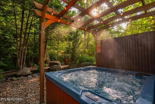 $1,400,000 | 3669 Lindsey Mill Road, Gatlinburg, TN 37738