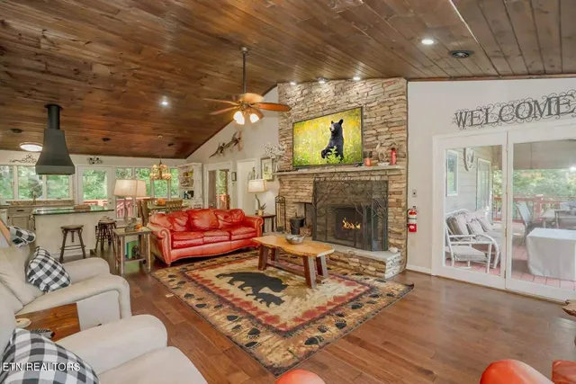 $1,400,000 | 3669 Lindsey Mill Road, Gatlinburg, TN 37738