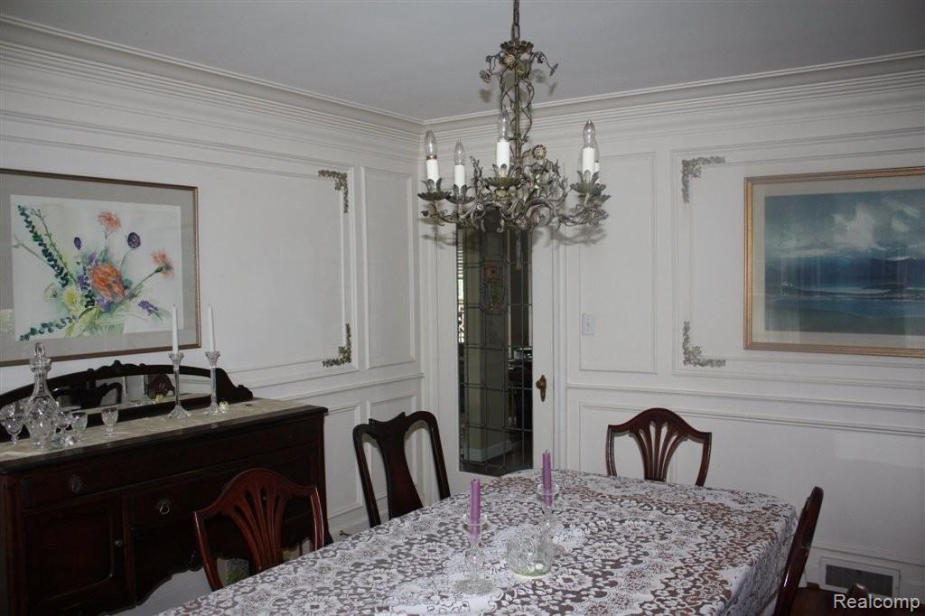 663 Fisher Road Grosse Pointe, MI 48230 - Photo 4 of 27 424.JPG