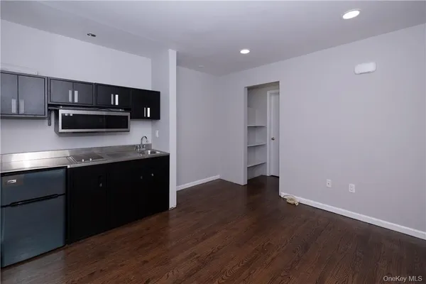 $1,950 | 142 East Sunnyside Lane, Unit SIDE ENTRY, Irvington, NY 10533