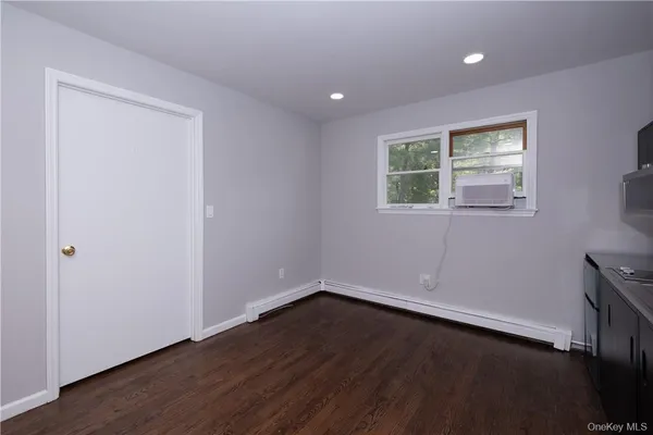 $1,950 | 142 East Sunnyside Lane, Unit SIDE ENTRY, Irvington, NY 10533