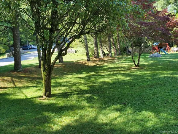 $1,950 | 142 East Sunnyside Lane, Unit SIDE ENTRY, Irvington, NY 10533