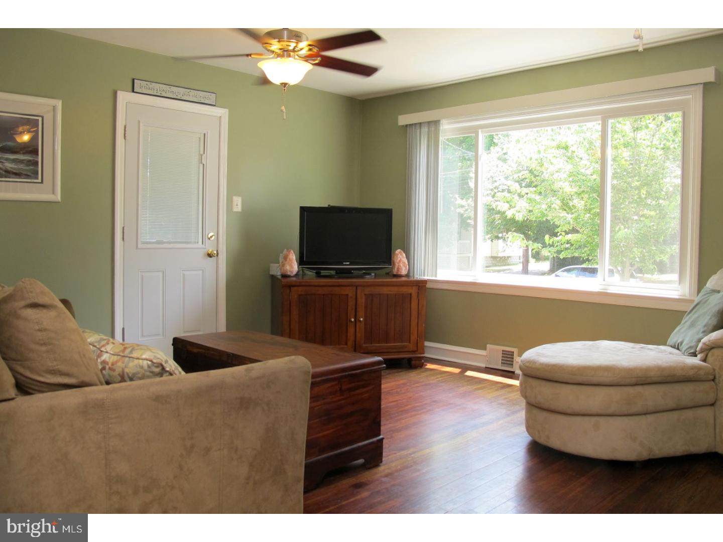 247 South Fellowship Road Maple Shade, NJ 08052 - Photo 6 of 25 Living Room