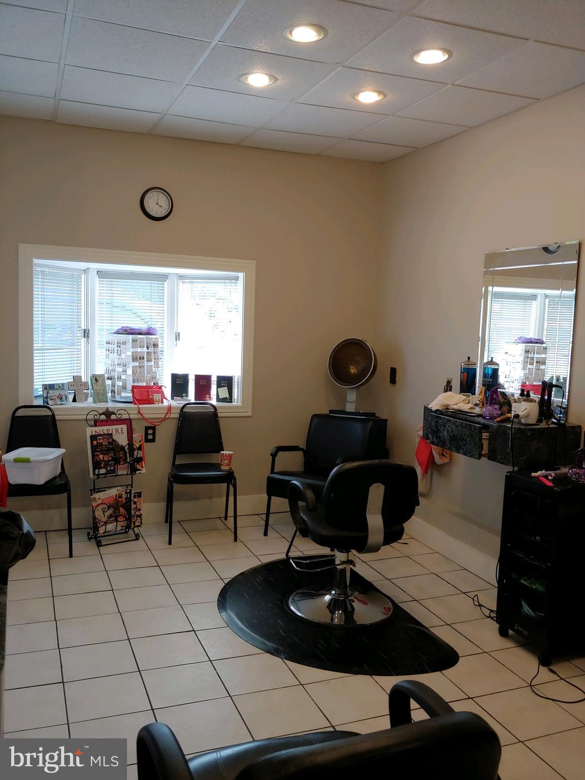 Salon of office spare on 1st floor