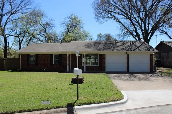$2,195 | 124 Oakhurst Drive, Bedford, TX 76022