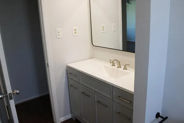 $2,195 | 124 Oakhurst Drive, Bedford, TX 76022