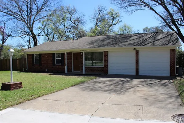 $2,195 | 124 Oakhurst Drive, Bedford, TX 76022