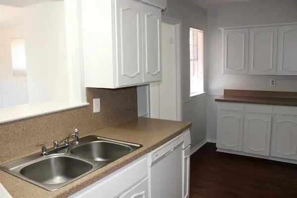 $2,195 | 124 Oakhurst Drive, Bedford, TX 76022