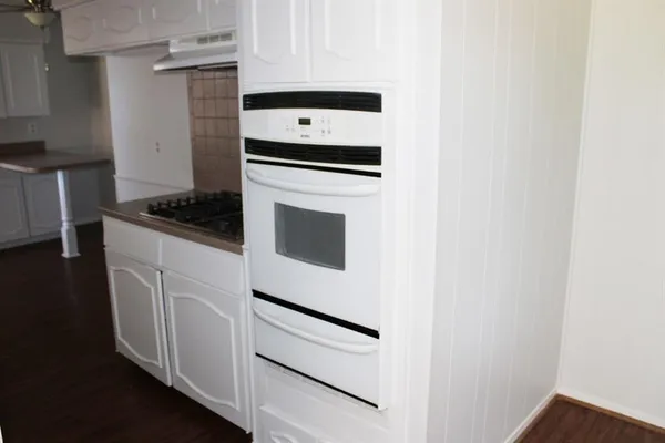 $2,195 | 124 Oakhurst Drive, Bedford, TX 76022