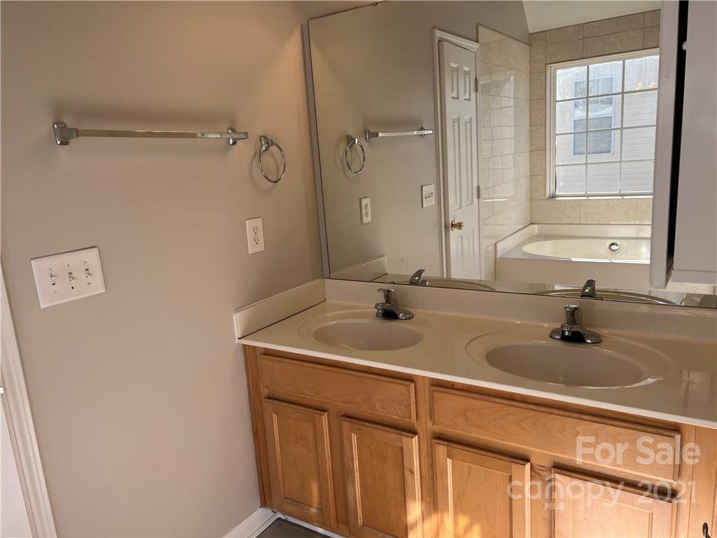 5621 Thompson Road Charlotte, NC 28216 - Photo 12 of 27 Gallery Image 12